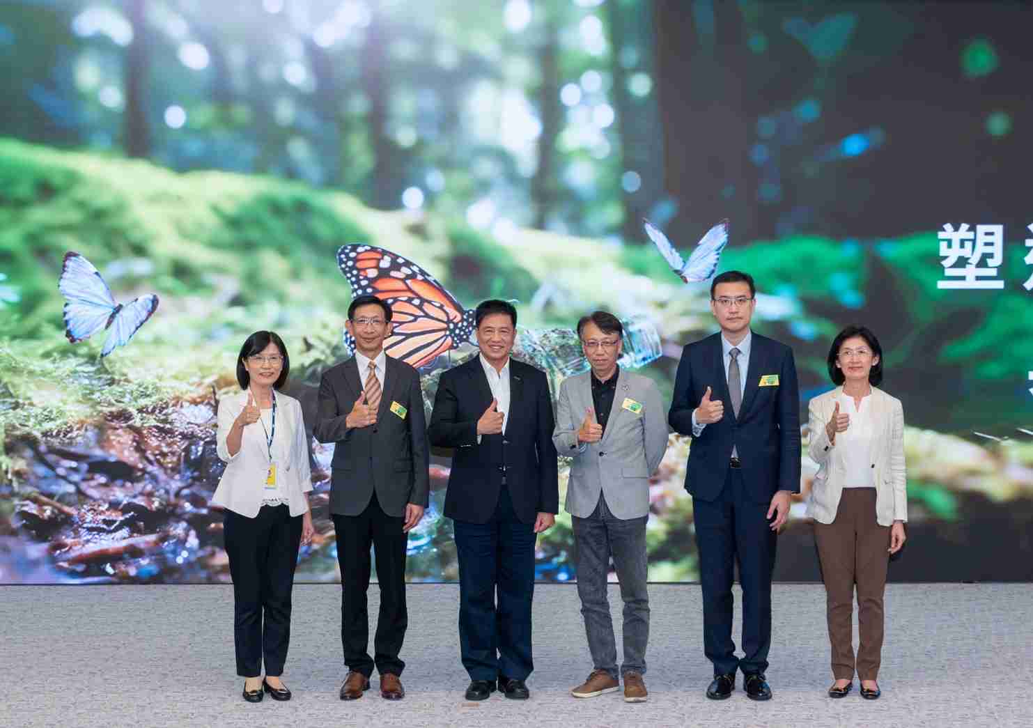 友達2023 CSR共榮大會，，，，邀請領域專家分享交流生物多樣性管理趨勢、、無塑產品、、、海廢永續塑料等議題  （圖左到右：友達光電永續長古秀華、、3M台灣技術長陳君杰、、、、友達光電董事長暨集團策略長彭双浪、、、光寶科技企業永續發展處處長陳慶暉、、、、安永聯合會計師事務所執業會計師曾于哲、、、、友達光電供應鏈總部副總經理吳宜芳）