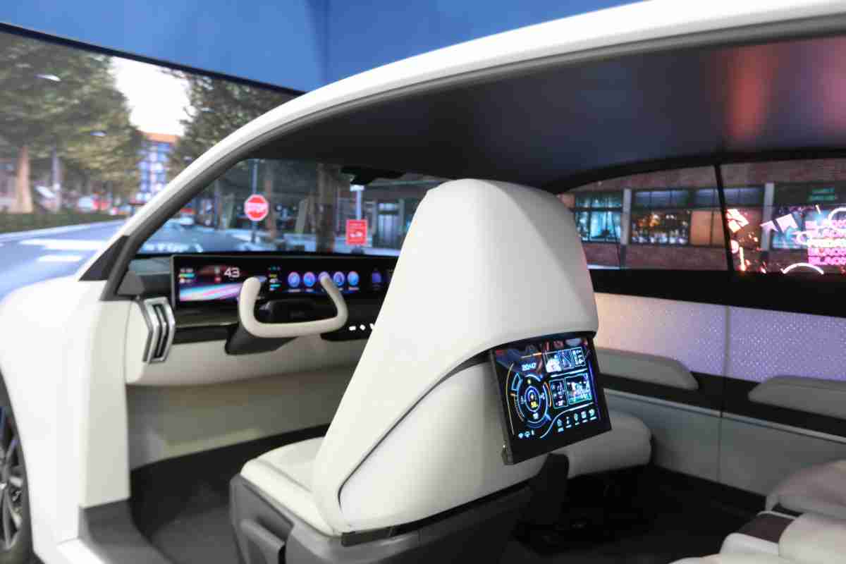 优游UB8的「可卷式后座娱乐显示器」加强后座乘客的感官体验，，并保有个性化设计，，，，可依使用偏好进行动态调整。。。