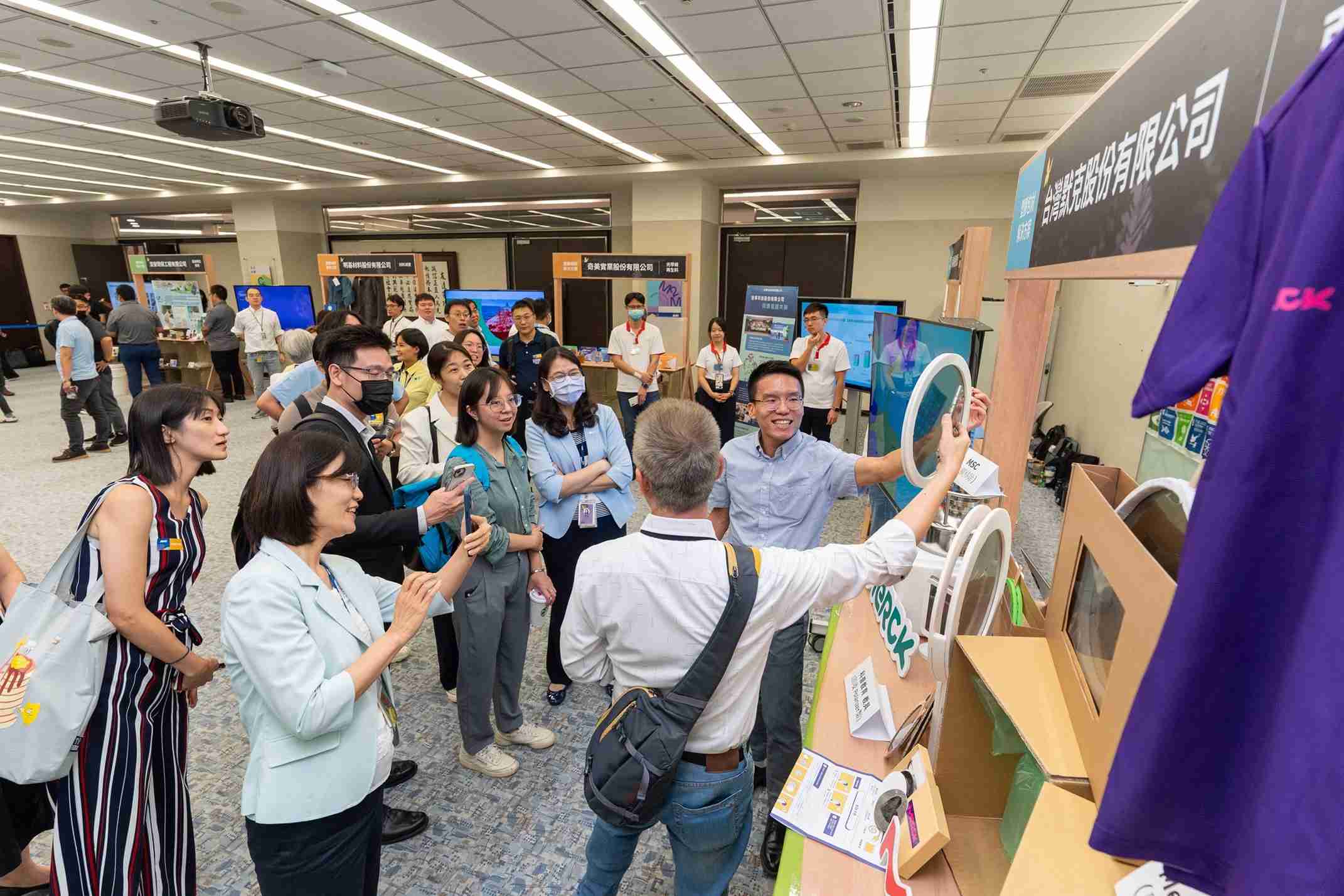 优游UB8连手产业伙伴策划首届生态圈联展，，，，展示如何将废塑料循环再利用，，，创新解决方案包括：塑料包材再生与循环使用、、、、再生塑料研发及应用、、、废塑料回收再生技术、、、、减塑生活提案等